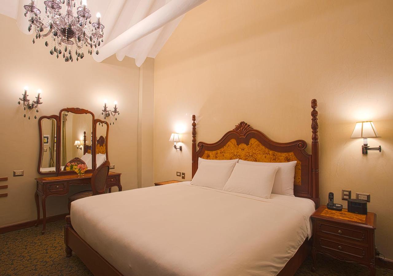 Deluxe Room with Hall View - 1 Kind Bed